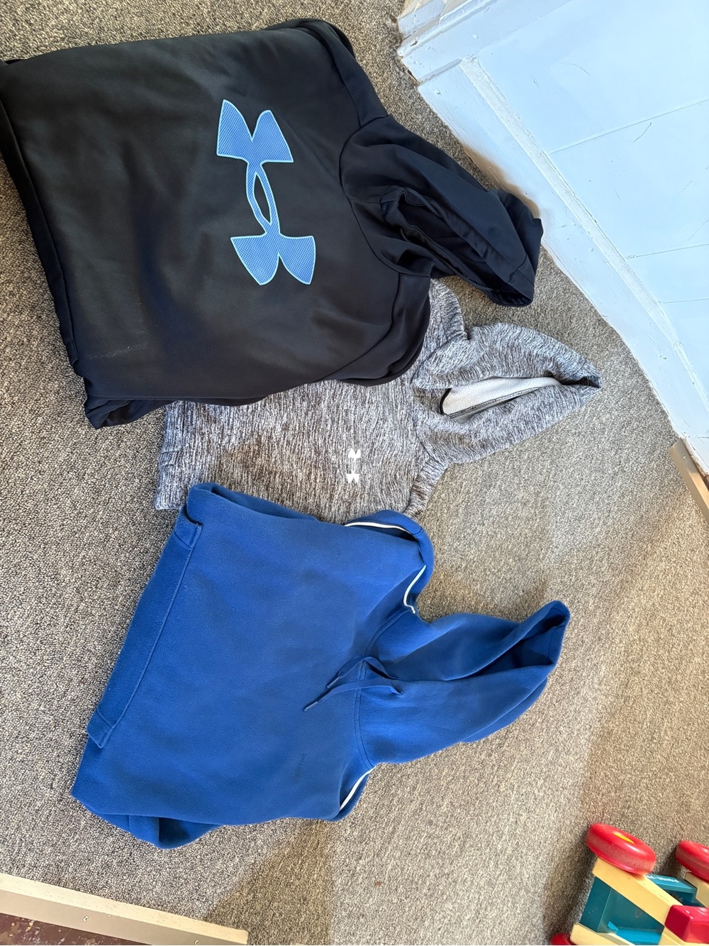 Set of 3 men’s hoodies 2 under armour and 1 hollister eagle size medium
